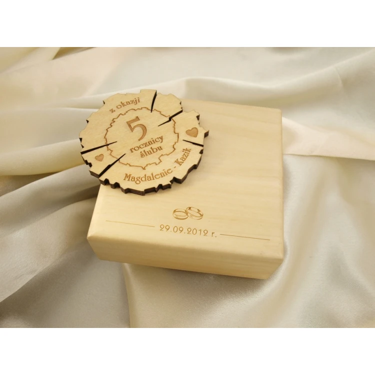 Medal drewniany na 5 rocznicę ślubu (drewnianą) w kasecie z drewna - kolor jasny - MGR011