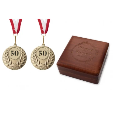 Złote medale na 50-tą złotą rocznicę ślubu - komplet w kasecie z drewna - MGR003