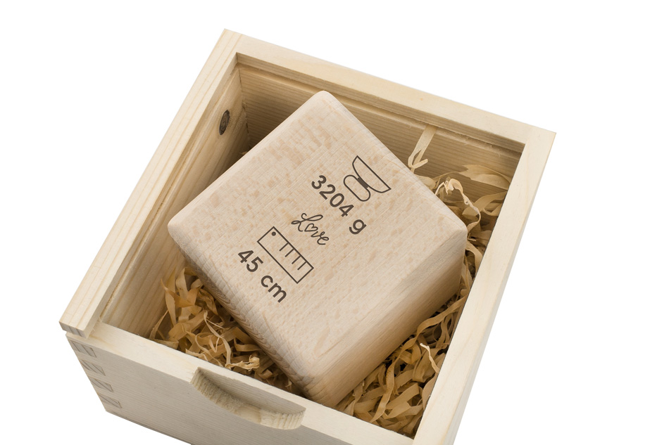 Drewniana kostka z metryczką dziecka w drewnianym pudełku z grawerem - prezent na Chrzest - KSD007