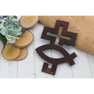 Drewniany krzyż z grawerem - Pamiątka Chrztu Świętego lub Komunii - DEW004