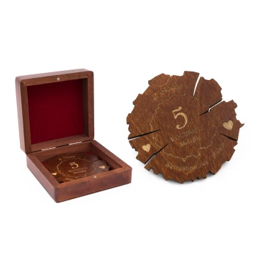 Medal drewniany na 5 rocznicę ślubu (drewnianą) w kasecie z drewna - kolor ciepły brąz - MGR009