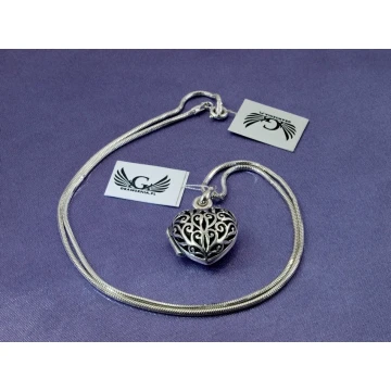 Serduszko z łańcuszkiem i grawerem - prezent walentynkowy ze srebra