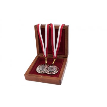 Srebrne medale na 25-tą srebrną rocznicę ślubu - komplet w kasecie z drewna - MGR004