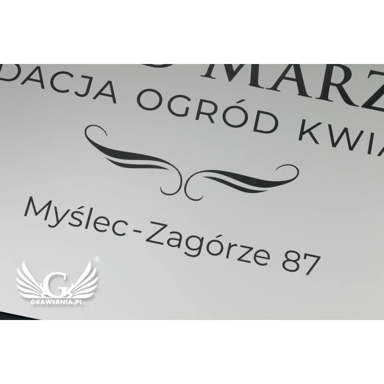 Szyld firmowy - srebrny matowy laminat grawerski - wym. 800x440mm - SZ115