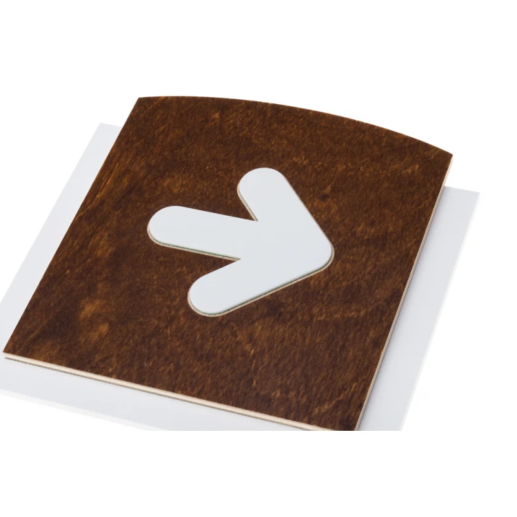 Tabliczka drewniana z wypukłym piktogramem - STRZAŁKA W PRAWO - wym: 120x118mm - TAB438