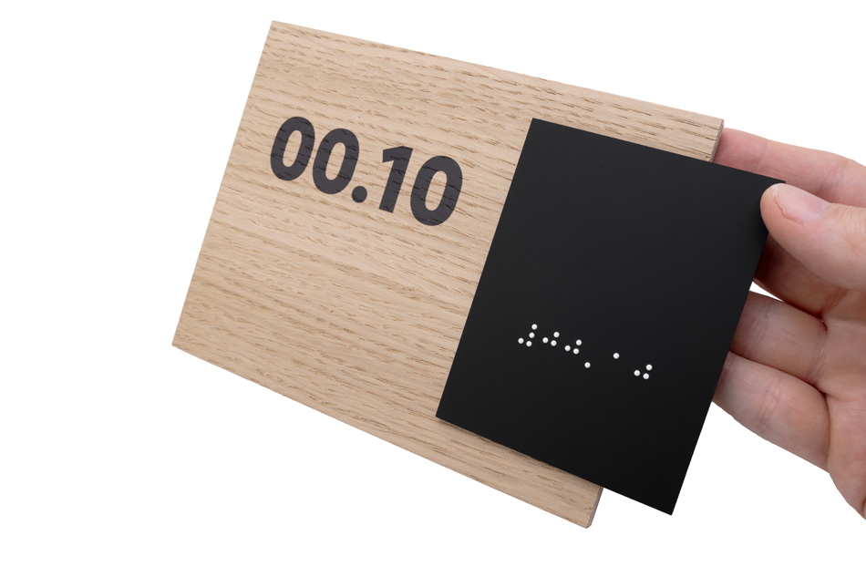 Tabliczka z dowolną numeracją i pismem Braille\'a - płyta fornirowana dąb i akryl czarny mat - wym. 155x118mm - TAB407