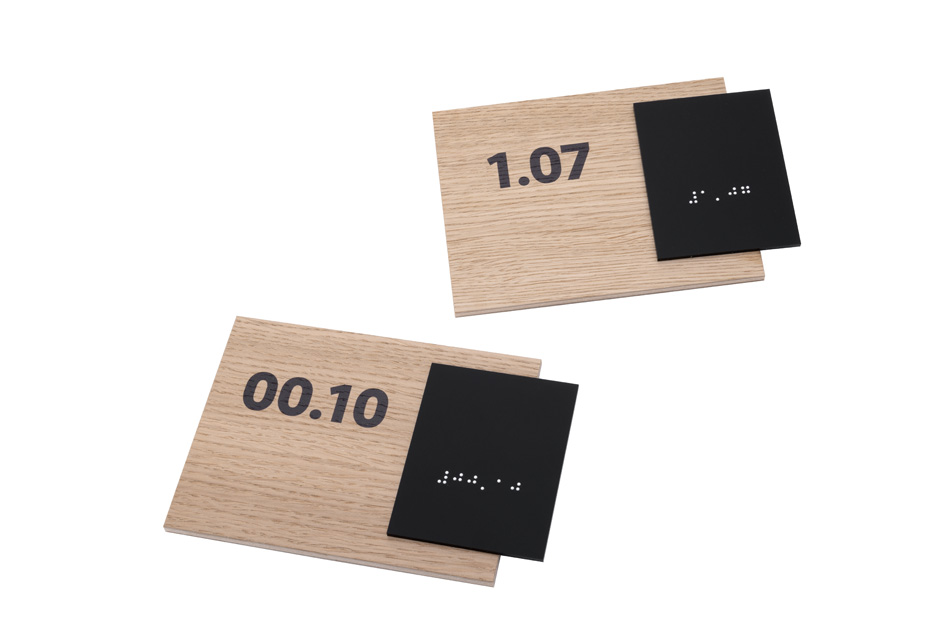 Tabliczka z dowolną numeracją i pismem Braille\'a - płyta fornirowana dąb i akryl czarny mat - wym. 155x118mm - TAB407