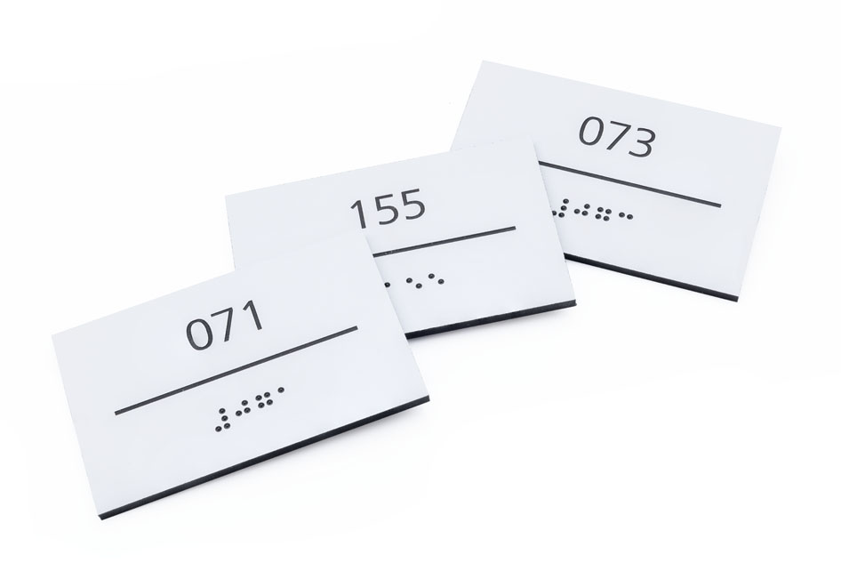 Tabliczka z laminatu białego z dowolną numeracją z pismem Braille\'a - wym. 80x50mm - TAB431