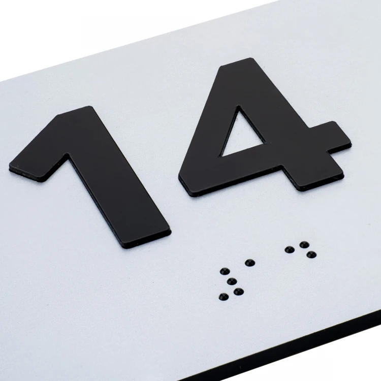 Tabliczka z wypukłą numeracją i pismem Braille'a  - laminat srebrny - wym. 100x80mm - TAB507