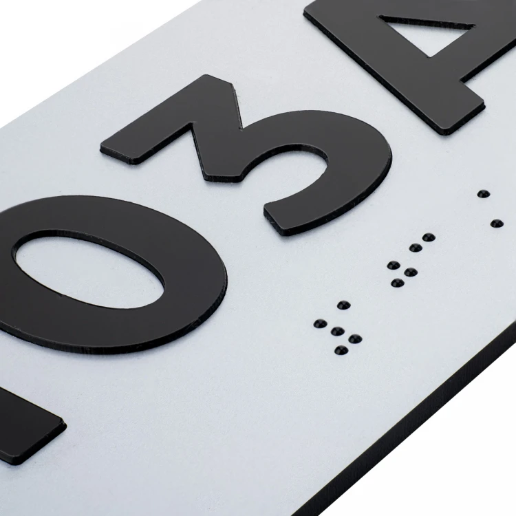 Tabliczka z wypukłą numeracją i pismem Braille'a  - laminat srebrny - wym. 150x80mm - TAB508