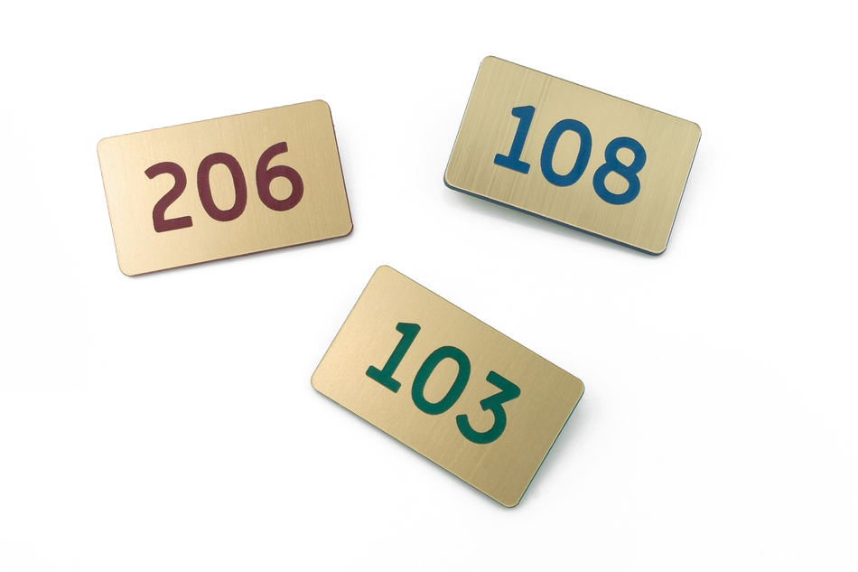 Tabliczki z numeracją na szafki i szuflady - złoty z kolorowym grawerem - ND026 - wym. 39x23mm 